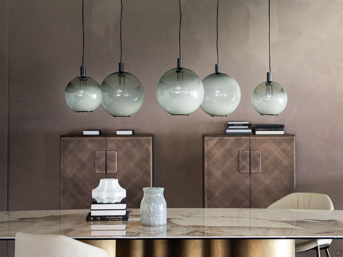 Lampada tonda sospesa Paris di Cattelan in una composizione a cinque elementi che racchiude entrambe le dimensioni disponibili