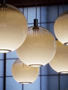 Dettaglio dei diffusori della lampada Paris, realizzati in vetro soffiato e sfumati dal bianco al trasparente, un particolare effetto che garantisce un'ottima distribuzione della luce