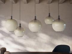 Composizione di cinque lampade a sospensione Paris di Cattelan, realizzata unendo sia elementi grandi (da 33 cm di diametro), che piccoli (da 25)