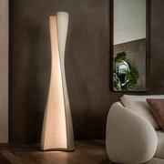 Lampada verticale di design Diploma di Cattelan, dalla forma intrecciata con luce diffusa e dimmerabile