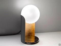 Lampada minimal Dew con base in marmo nero Marquina, versione in appoggio da tavolo