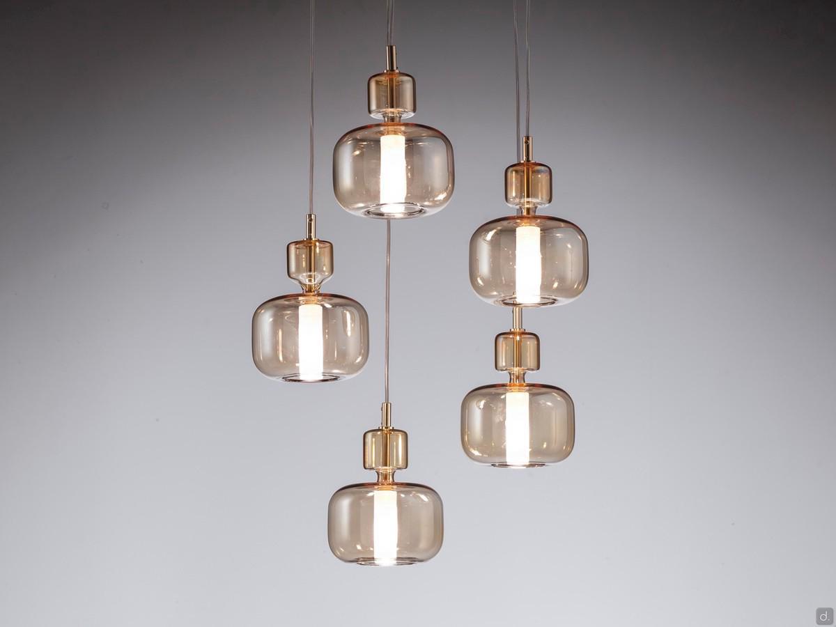 Lampada a sospensione in vetro Pyrex© Tetide nella versione a 5 diffusori, col modello da 15 cm in vetro ambrato