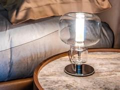 Lampada da tavolo Tetide con diffusore in vetro trasparente e struttura cromata. Qui in versione da 15 cm, disponibile anche con una forma alternativa larga 18