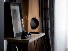 Il diffusore orientabile consente di modulare l’emissione luminosa in base alle esigenze, creando punti luce diretti oppure un’illuminazione più soffusa e d’atmosfera