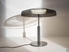 Lampada mostrata nel modello da tavolo con corpo e basamento in metallo satinato nero