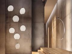 La lampada Ciondolo di Icone è acquistabile nel modello con diffusore singolo o a grappolo, con composizioni da 2, 5 e 7 fonti luminose a Led