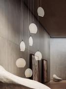 Le composizioni a grappolo permettono la massima personalizzazione dei punti luce: grazie all'avvolgitore è infatti possibile regolare l'altezza dei singoli diffusori