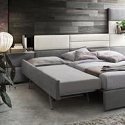 Letto sommier imbottito matrimoniale Nasua con rete letto estraibile semiautomatica.