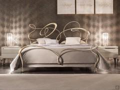 Letto matrimoniale in ferro battuto Ghirigori di Cantori con lavorazione in foglia argento champagne