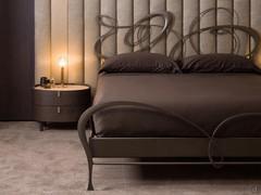 Elegante impatto scenografico di testiera e giroletto