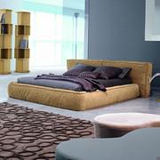 Letto imbottito in soffice piuma Fluff di Bonaldo, con piedini in legno verniciato grigio antracite
