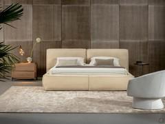 Letto imbottito in soffice piuma Fluff di Bonaldo rivestito in pelle, realizzabile anche in tessuto o similpelle