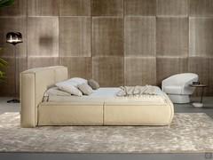La versione in pelle del letto Fluff di Bonaldo presenta cuciture anche su longheroni e pediera, olltre che sul retrotestiera