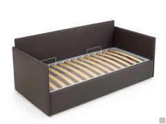Particolare della rete letto con doghe di legno
