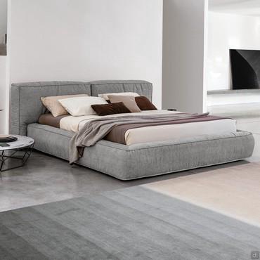Letto imbottito in soffice piuma Fluff di Bonaldo