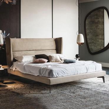 Letto imbottito con testiera alta Ludovic di Cattelan