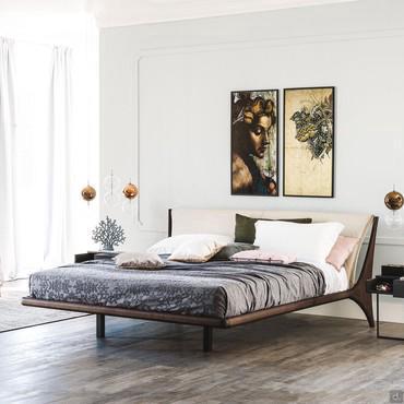 Letto matrimoniale in legno massello con testiera in pelle o similpelle Nelson di Cattelan
