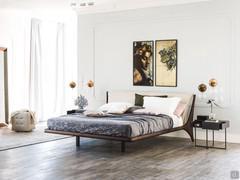 Letto matrimoniale in legno massello con testiera in pelle o similpelle Nelson di Cattelan