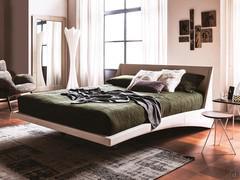 Letto Dylan di Cattelan dall'effetto sospeso, rivestito in pelle bianca