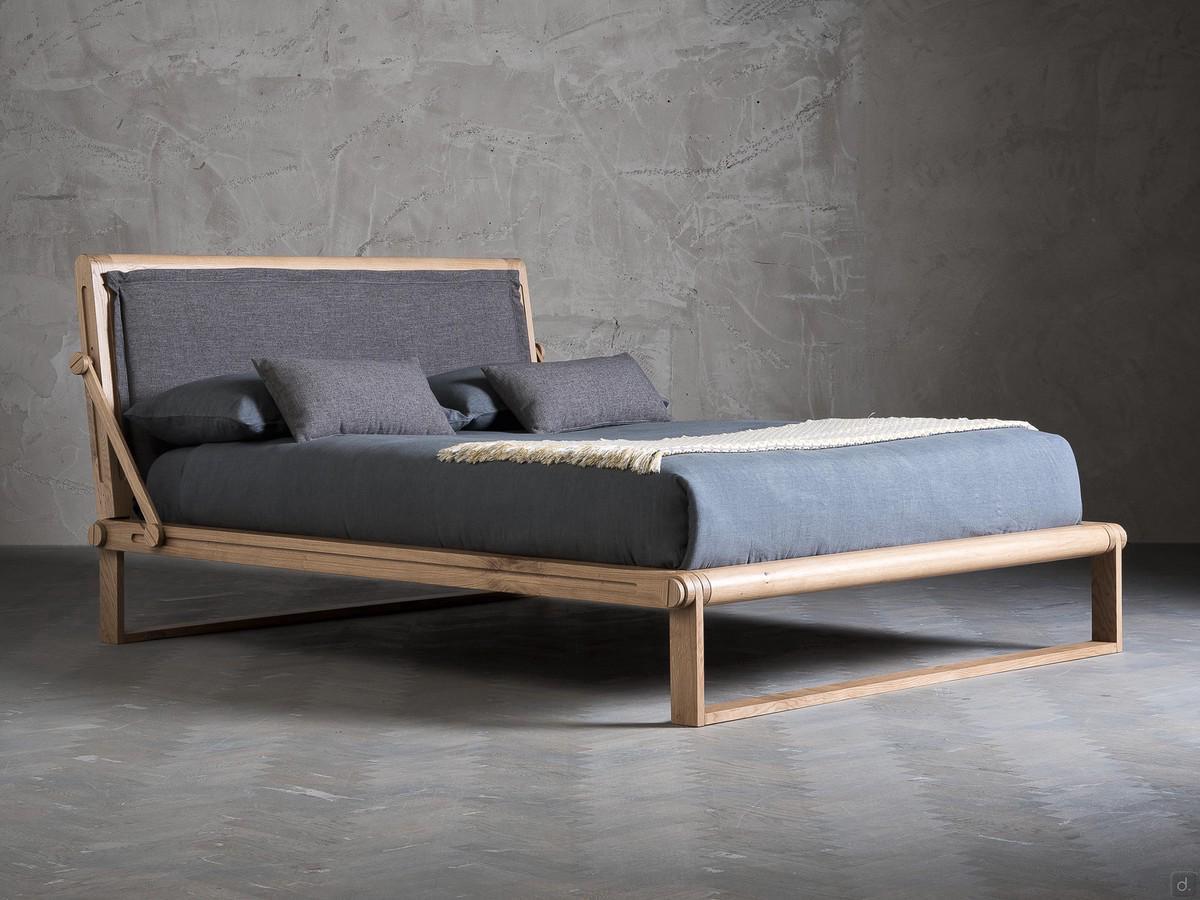 Letto matrimoniale in rovere Ramon - versione con slitta sia anteriore che posteriore.  Alternativamente disponibile con piedino posteriore e slitta anteriore. Finitura rovere Alaska