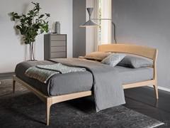 Disponibile matrimoniale standard o king size, Vicente si distingue per la purezza delle linee e l'esaltazione materica del legno rovere, massello o poro aperto laccato 