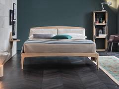 Letto matrimoniale in rovere Vicente - grazie alla vista frontale si può apprezzare il dettaglio della lavorazione "arcuata" della pediera. Ripresa lungo i fianchi nei longheroni, e sul profilo superiore della testiera