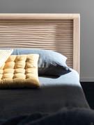 Testata tutta legno, in finitura rovere Alaska, con particolare effetto materico scalpellato. In alternativa la testiera può anche essere rivestita in tessuto o similpelle