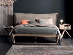 Letto in legno con grande testiera imbottita Domingo, nella versione con piedini in legno massello a slitta