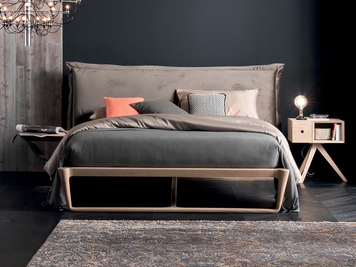 Letto in legno con grande testiera imbottita Domingo, nella versione con piedini in legno massello a slitta