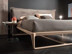 Letto Domingo con testiera rivestita in tessuto o similpelle e struttura in legno massello di rovere, con traverso centrale
