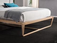 Particolare della struttura a slitta in legno massello di rovere. In alternativa sono disponibili due varianti di classici piedini alti in legno
