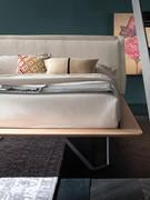 Letto in legno con piedini alti in metallo Miguel, con giroletto in legno massello di rovere tinto o laccato opaco a poro aperto nei colori RAL e NCS