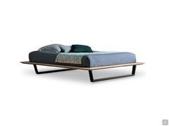Letto in legno con piedini alti in metallo Miguel nella versione sommier, senza testiera e con piedini a slitta "Trapezio", in metallo verniciato nero