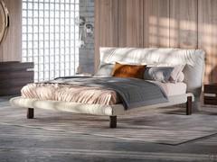 Letto Pascal di Cattelan, con giroletto imbottito e piedini in legno rovere RB bruciato