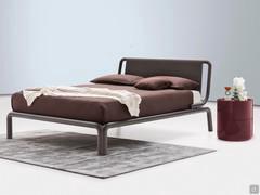 Letto in legno dal design vintage Reed, con struttura tubolare in rovere massello e testiera in legno o rivestita