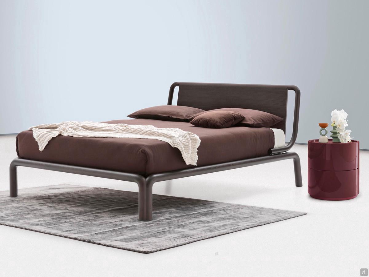 Letto in legno dal design vintage Reed, con struttura tubolare in rovere massello e testiera in legno o rivestita