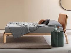 Letto Reed in rovere fashion wood Naturale, completato da una testiera in vera pelle e dal comodino Chariot