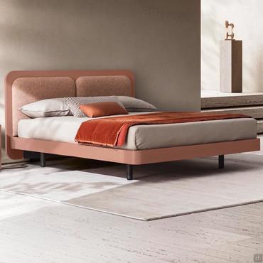 Letto matrimoniale con cuscini decorativi Gale