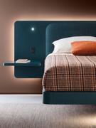 Letto Master laccato opaco Blu Notte, completo di faretto di lettura orientabile e mensola laterale a uso comodino