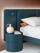 Letto Master laccato opaco Blu Notte abbinato al comodino Chariot, laccato lucido nello stesso colore