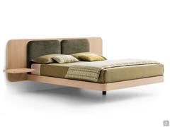 Letto Master in rovere naturale, nella versione con testiera large e cuscini imbottiti in tessuto