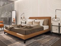 Letto matrimoniale Goya con rivestimento in pelle o tessuto e basamento in legno in diverse finiture