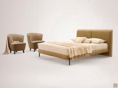 Letto imbottito matrimoniale con giroletto e testiera in tessuto di due colori diversi per un piacevole effetto cromatico