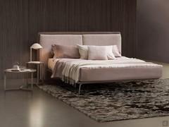 Letto Taylor con giroletto ultra-slim spesso solo 3 cm per un effetto minimal e sospeso