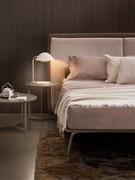 Particolare del giroletto imbottito sottilissimo di soli 3 cm di spessore e alto da terra, in contrasto con la testiera di dimensioni importanti