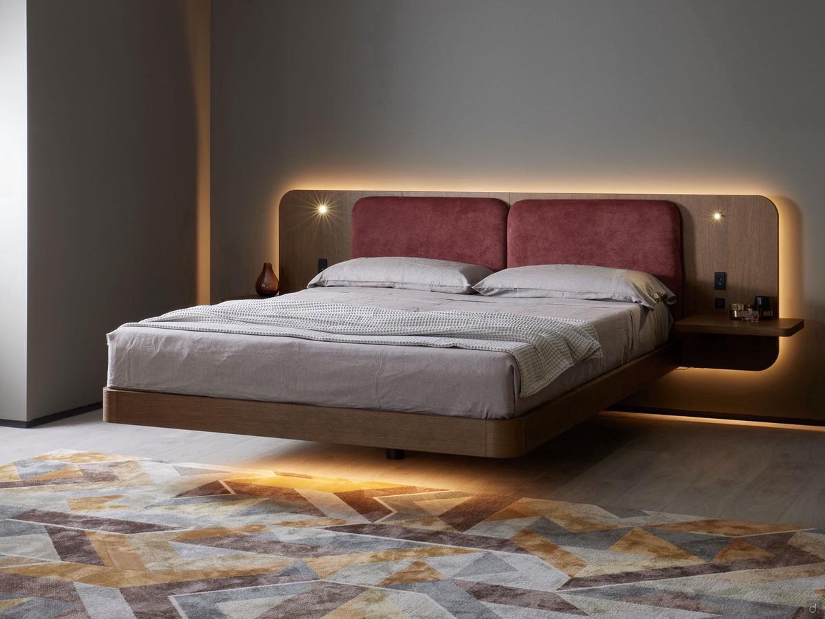 Letto sospeso con testiera lunga Master, con cuscini in tessuto e struttura in legno impiallacciato