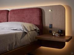 Letto Master con testiera Large, completa di luce retrotestiera, prese usb, faretto orientabile di lettura e mensola laterale