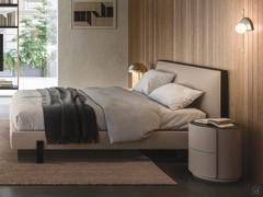 Letto Houston nella versione con cornice testiera laccata e piedini alti in metallo in tinta