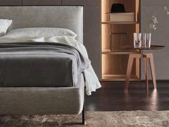 Letto Houston matrimoniale, con testiera imbottita, piedini alti e cornice in metallo intorno alla testiera