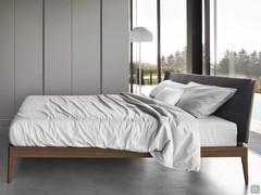 Letto Illinois con giroletto in noce canaletto, piedini in tinta e testiera rivestita in similpelle